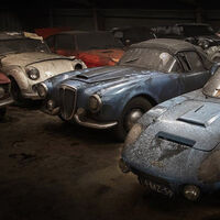 Alucina: un neerlandés escondió más de 200 coches clásicos en una iglesia. Ahora los subasta todos 