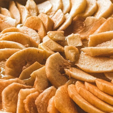 Esta tarta de manzana es lo más fácil de hacer: sin azúcar y hecha en sartén