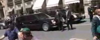 Video: la limusina de Bush se avería en Italia