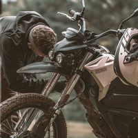 Zero estaría trabajando en versiones más camperas de sus motos eléctricas DSR y FX y ya ha registrado los nombres