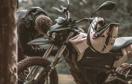 Zero estaría trabajando en versiones más camperas de sus motos eléctricas DSR y FX y ya ha registrado los nombres
