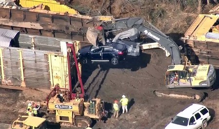 Este apacible viaje en tren se ha vuelto un tremendo Dolorpasión™, con 120 BMW destrozados
