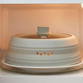 La tapa para microondas plegable que también es apta para horno, ollas o sartenes y evita eficazmente las salpicaduras