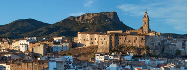 Uno de los pueblos más impresionantes de España espera en el interior de Valencia: casas azules y un acueducto romano transitable 