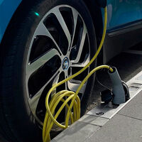Cargar el coche en una farola o enchufado al bordillo: la solución al gran dilema del coche eléctrico sin plaza de garaje