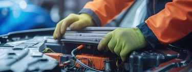 El fin del mecánico tradicional por culpa del coche eléctrico: la factura millonaria y los riesgos extremos de reparar la nueva movilidad