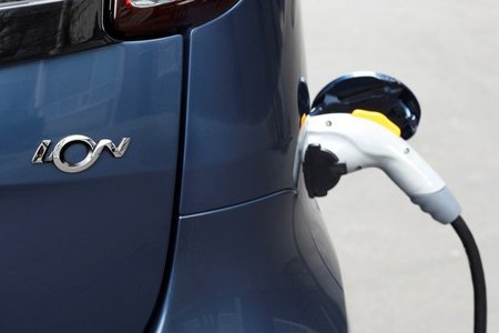 El Gobierno trabaja en una tarifa eléctrica "supervalle" para los eléctricos y enchufables
