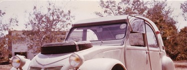 Una rara avis busca casa: a la venta un Citröen 2CV Sahara de 1965 que recorrió África huyendo de la guerra