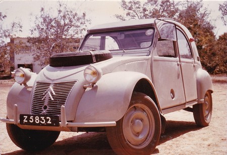 Una rara avis busca casa: a la venta un Citröen 2CV Sahara de 1965 que recorrió África huyendo de la guerra