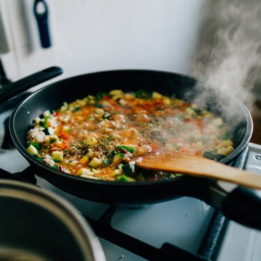 Con este accesorio por menos de 3 euros de Lidl no tendremos que limpiar la encimera a diario porque evita la salpicaduras