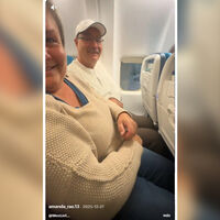 "Es inhumano obligar a la gente a viajar así". Esta chica grabó cómo sus padres luchaban por embutirse en los asientos de su avión y la aerolínea ha tenido que responder 