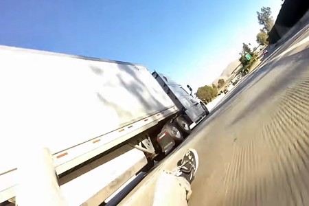 El motorista con más suerte de la historia y un camión enorme nos enseñan qué es un shimmy