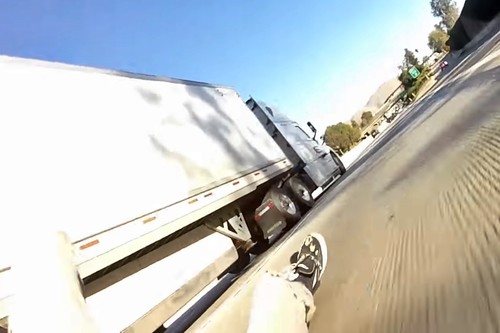 El motorista con más suerte de la historia y un camión enorme nos enseñan qué es un shimmy