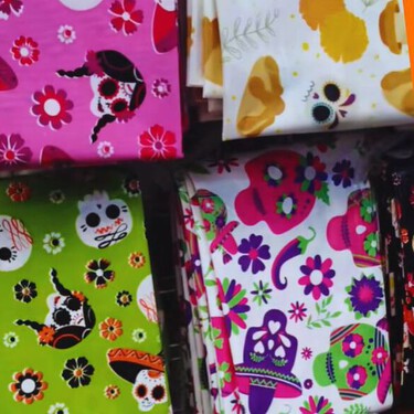 El local donde puedes conseguir manteles baratos para la ofrenda con diseños de Día de Muertos en el centro de CDMX