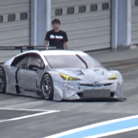 Sí, el Toyota Prius de carreras existe y tiene un motor V8 central