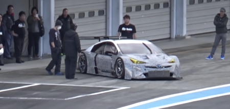 Sí, el Toyota Prius de carreras existe y tiene un motor V8 central