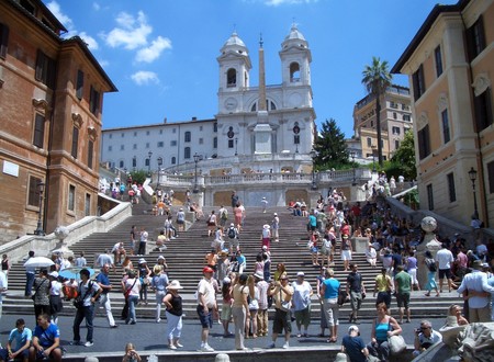 Roma prohibe sentarse en las escaleras de la Plaza de España