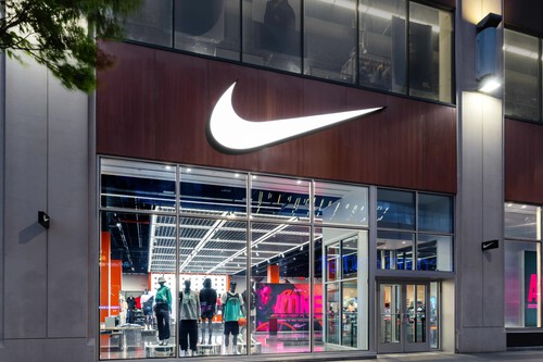 Nike comienza a liquidar camisetas, chanclas, pantalones y más desde 21 euros en su outlet