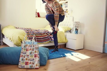 Cath Kidston añade un estampado inspirado en comics vintage de polis y cacos a su colección