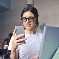 El 41% de la Generación Z que teletrabaja tiene un vicio secreto que ha crecido en 375.000 millones el último año, comprar por internet en horario laboral