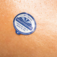 Ni kiwis, ni naranjas... Son pechos en una campaña para promocionar la lactancia