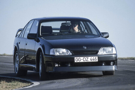 El Opel Omega Evolution 500 es un unicornio con motor de carreras nacido para el DTM y que Opel intentó vender en sus concesionarios