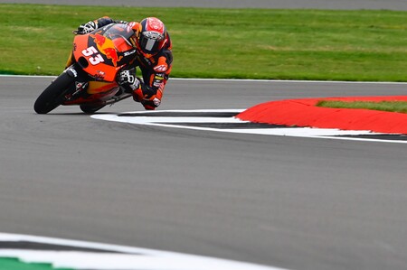 Deniz Öncü plasma el poderío de KTM en MotorLand marcando el mejor tiempo de Moto3; Pedro Acosta, decimocuarto