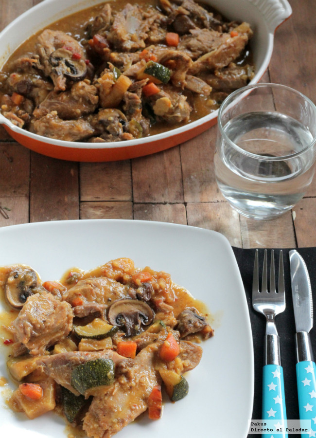 Codillo de cerdo asado y después guisado con hortalizas, receta de carne muy tierna