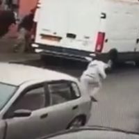 No es la cámara de seguridad de un circo. Lo que vas a ver son nueve personas saliendo de un Civic