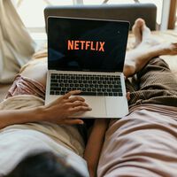Netflix ofreció pagar menos a cambio de ver anuncios. Ahora habrá que pagar más y... seguir viendo anuncios