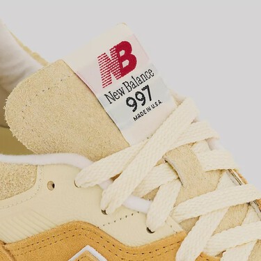 New Balance rescata uno de los colores clave del otoño que casi nadie lleva en estas zapatillas cómodas que le suman luz a cualquier look 