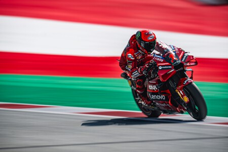 Pecco Bagnaia se queda sin rival en Austria y los comisarios le perdonan la escabechina de Jorge Martín
