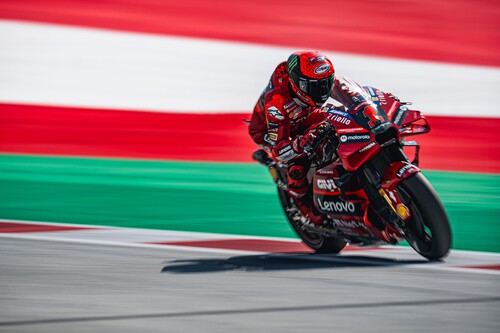 Pecco Bagnaia se queda sin rival en Austria y los comisarios le perdonan la escabechina de Jorge Martín