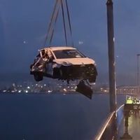 El único taxi eléctrico de Ferrol se precipita por el puente a la Ría. Según el taxista se le aceleró solo hasta 140 y "salió volando"