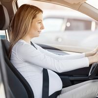 Así debes colocarte el cinturón de seguridad en el coche si estás embarazada 