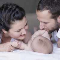 Presupuestos 2023: pactan una ayuda de 100 euros al mes para las familias con hijos de 0 a 3 años, pero queda fuera la ampliación del permiso de maternidad y paternidad