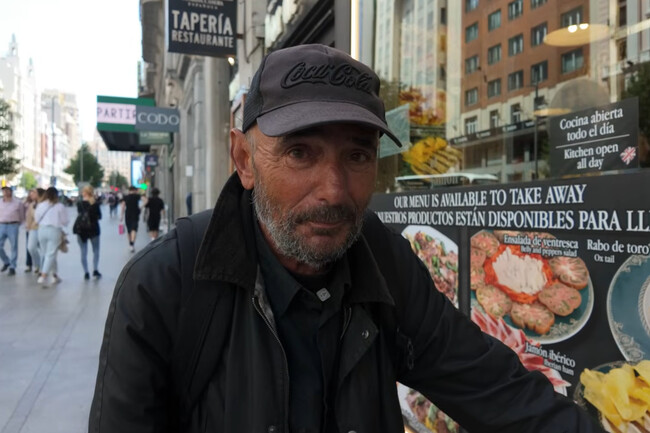 Luis, de 68 años: "Duermo en una tienda de campaña en el centro de Madrid y, cuando me levanto a las 7, salgo a pedir. Suelo reunir 20 euros al día"
