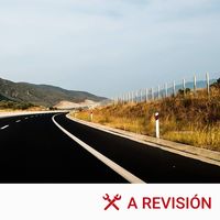 Si un conductor se queda en el carril central de la carretera, ¿podemos adelantarle por la derecha?
