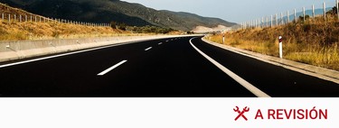 Si un conductor se queda en el carril central de la carretera, ¿podemos adelantarle por la derecha?