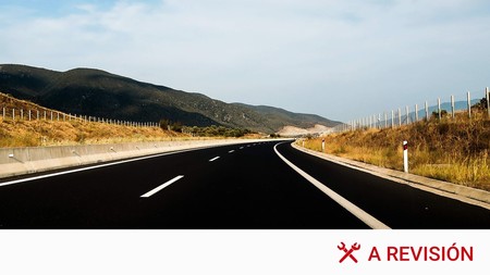 Si un conductor se queda en el carril central de la carretera, ¿podemos adelantarle por la derecha?