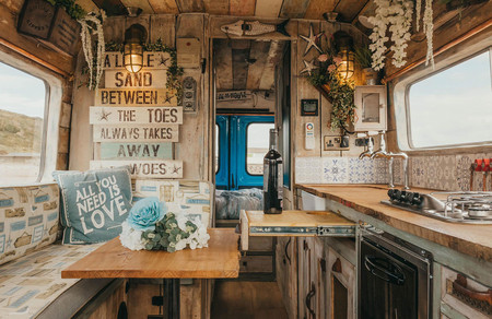 Esta furgoneta camper es una deliciosa casa sobre ruedas de estilo vintage, hasta con ducha alicatada