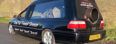 Alguien ha encontrado la forma más rápida de llegar al cielo: meter un motor a reacción a un coche fúnebre