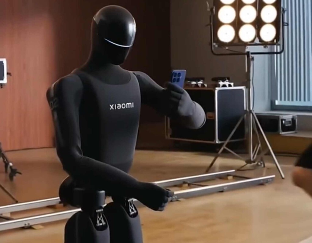El nuevo robot de Xiaomi haciendo fotos con un Xiaomi 17T. ¿Cómo lo hace para no aplastar el móvil? El secreto está en la mano, que incluso 'suda' 
