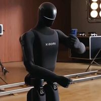 El nuevo robot de Xiaomi haciendo fotos con un Xiaomi 17T. ¿Cómo lo hace para no aplastar el móvil? El secreto está en la mano, que incluso 'suda' 