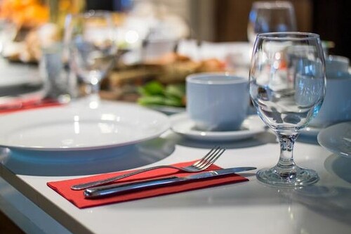 Un vale de comida para autónomos y exenciones en su cotización, crearían 24.000 empleos en hostelería en un año, según AEEVCOS