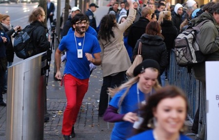 Y ahora, de gris: los empleados de las Apple Store volverán a cambiar de uniforme