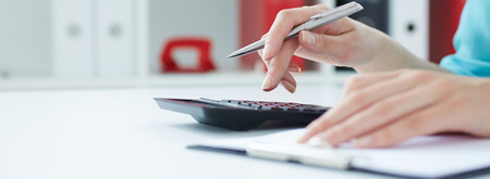 Madre haciendo cuentas