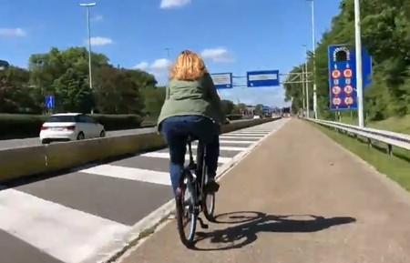 Bruselas ya tiene su primera autopista para bicicletas, y está junto a una de las autovías con más tráfico de la capital