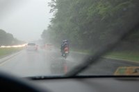 Consejos para conducir bajo la lluvia, si cantas ya es cosa tuya