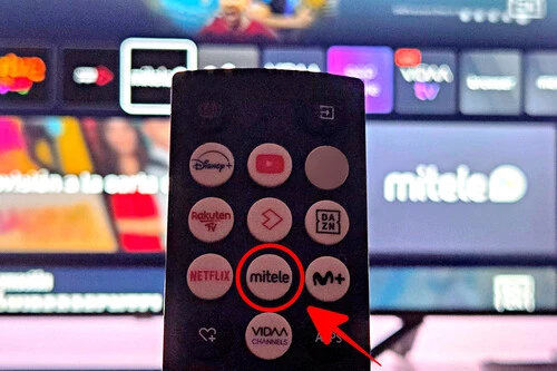 Foto de un mando a distancia con el logo de Mitele